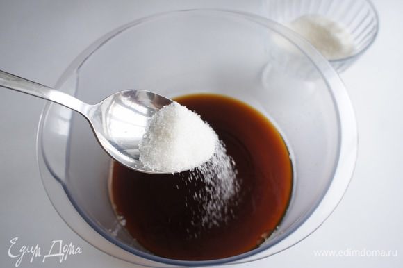 К кофе добавить сахар обычный и ванильный, перемешать.