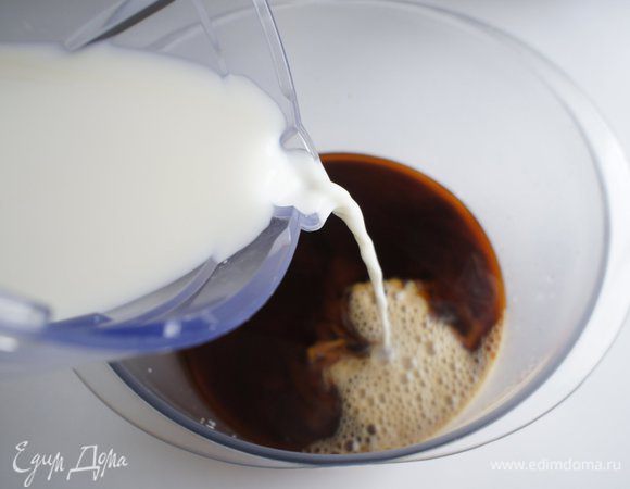 Влить молоко комнатной температуры.