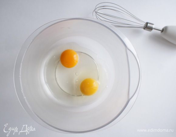 В отдельной посуде взбить яйца с щепоткой соли.