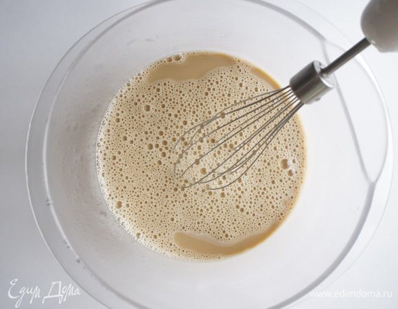 Соединить вместе яйца и молочно-кофейную смеси. Перемешать.