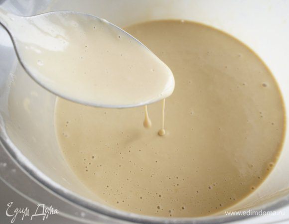 Тесто должно получиться по консистенции как жидкая сметана и стекать с ложки тонкой струйкой.
