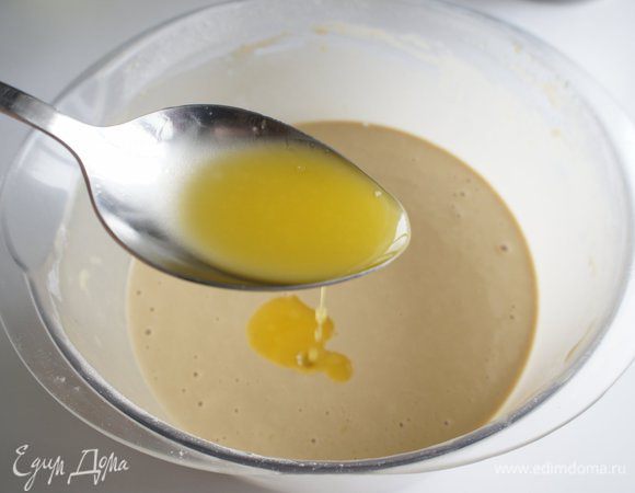 Добавить 2 столовые ложки растопленного сливочного масла.