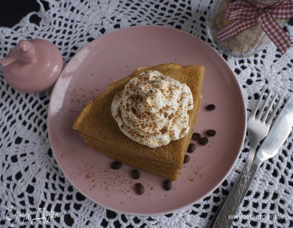 Подавать со взбитыми сливками.