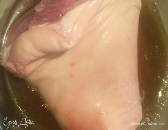 Рульку вымыть и замочить на 20 часов в пиве (поставить в холодильник, раза 3 перевернуть).