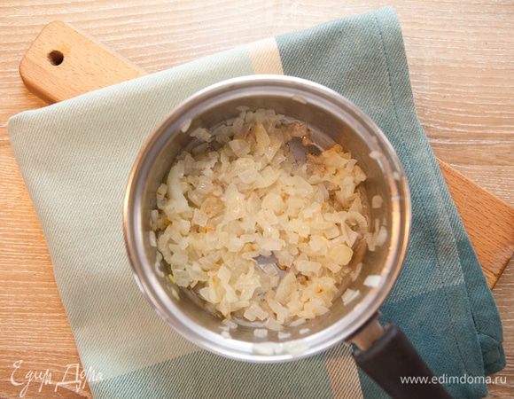Покрошить мелко лук. Обжарить на растительном масле до золотистого цвета.
