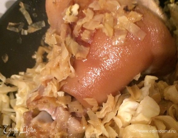 Переложить рульку в вок, нарезать туда капусту, поставить тушиться на 2 часа (добавить чуть-чуть воды).