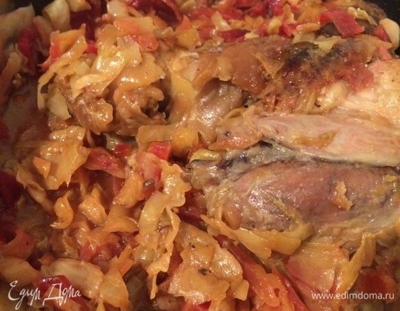 Добавить свеклу и тушить, на маленьком огне, еще 2 часа.