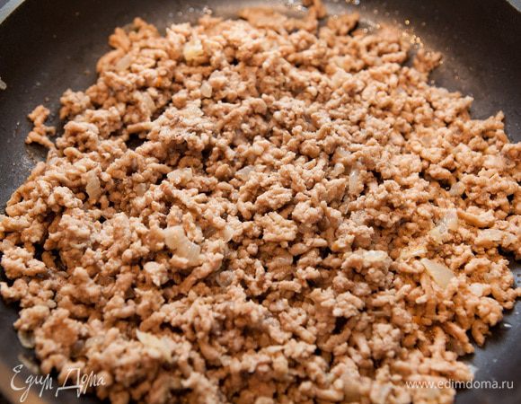 Слегка обжарить фарш, затем добавить к нему обжаренный лук. Главное не пересушить.