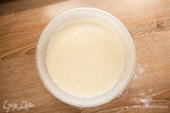Молоко взбить с яйцами, сахаром и солью. Постепенно добавить муку, взбивая миксером, чтобы не было комочков. Добавить к тесту растительное масло. Ещё раз взбить.