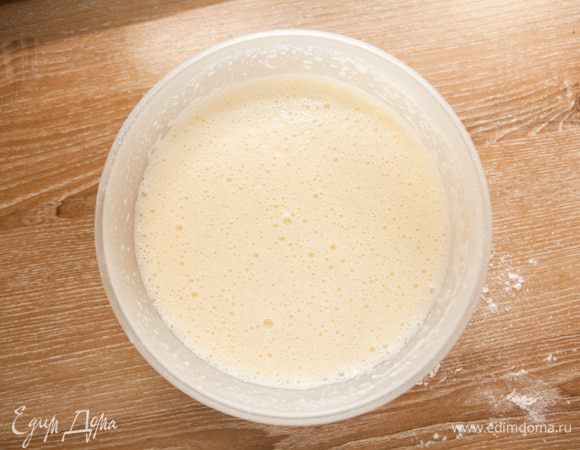 Молоко взбить с яйцами, сахаром и солью. Постепенно добавить муку, взбивая миксером, чтобы не было комочков. Добавить к тесту растительное масло. Ещё раз взбить.