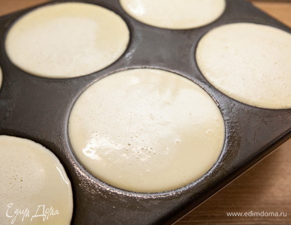 Смазать маслом поверхность блинницы. Жарить блины на хорошо разогретой поверхности до золотистого цвета.