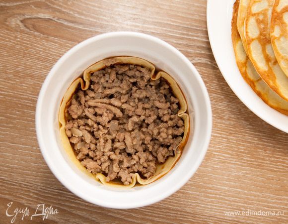 Собираем слоями. В форму для выпечки положить один блин. Затем слой фарша. И так далее. У меня слоями три блинчика, три слоя фарша.