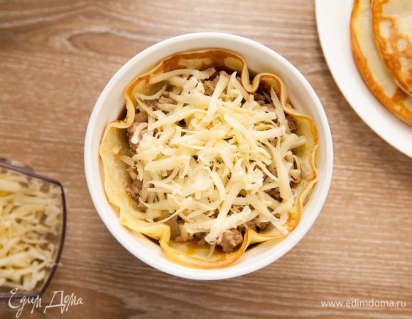 Потереть сыр на крупной терке. Посыпать поверх последнего слоя фарша.
Поставить в разогретую до 120-150°С духовку на 10-15 минут до образования золотистой корочки.