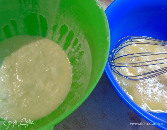 Яйца взбейте венчиком в одной миске, а в другую налейте кислое молоко.