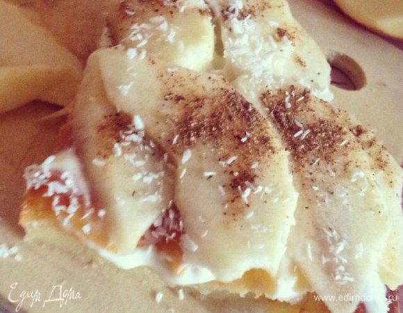 Дать пирогу постоять в течение 10-15 минут в закрытой духовке, дать остыть, затем вынимаем и можно кушать, либо украсить по желанию, в моем случае я завершила процесс так: пирог сверху смазала ванильным творожком (он у меня был в виде йогурта только более плотный), сверху выложила порезанные кусочки яблока, очищенные от кожуры, сверху посыпала корицей и кокосовой стружкой.
Приятного аппетита!