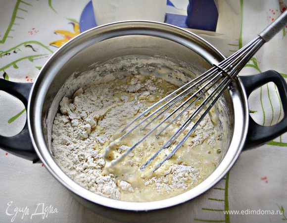 Добавьте соль, сахар, муку, замесите тесто для однородности.