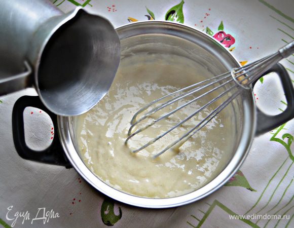 Доведите до кипения стакан воды, бросьте туда пол чайной ложки соды и сразу же влейте в тесто. Хорошо размешайте и дайте тесту постоять 10-15 минут.