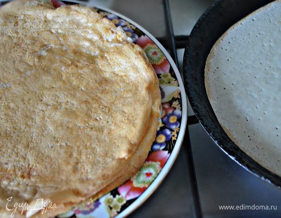 Жарьте блины на горячей сковороде, смазанной слегка растительным маслом обычным способом - с двух сторон до зарумянивания. Можете добавить сразу же 1 ст. л. растительного масла в блинную смесь и при выпекании уже не смазывать сковороду.