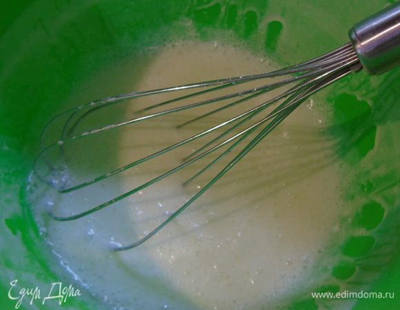 В миску с кислым молоком добавьте соду, затем — соль и сахар, перемешайте. Влейте половину стакана свежего молока.