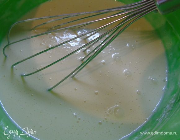 Хорошо, но аккуратно перемешайте. Добавьте оставшееся молоко. Снова перемешайте.