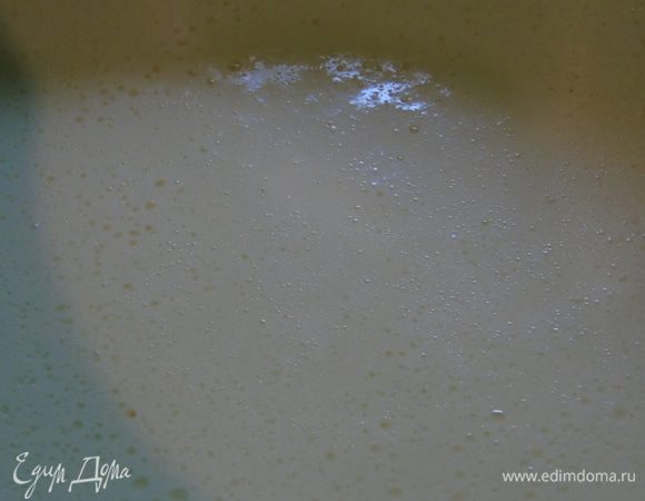 Влейте растительное масло, еще раз перемешайте.