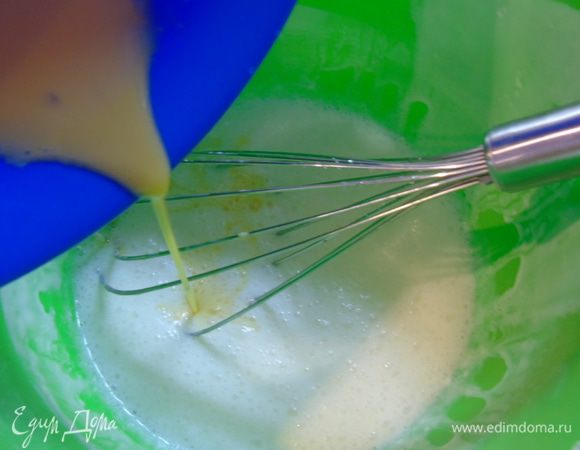 Введите взбитые яйца, перемешайте.