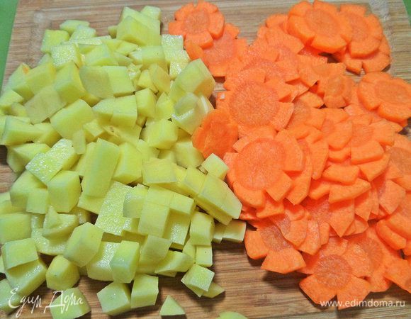Картофель нарезать мелкими кубиками, морковь на цветочки.