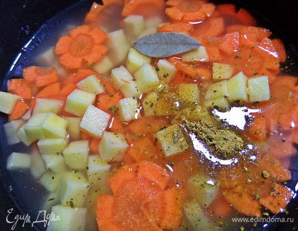 Нагреть воду и высыпать овощи с приправами и лавровым листом.