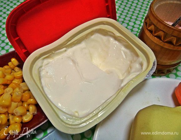 Когда закипят овощи, можно отправить к ним сыр плавленный.