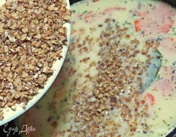 Засыпаем гречневые хлопья теперь.