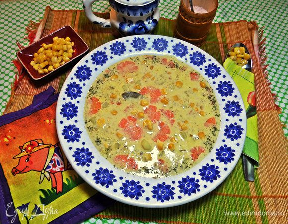 Консервированную кукурузу добавляем прямо в тарелку по 1 ст. л. Замороженную варим вместе с овощами.