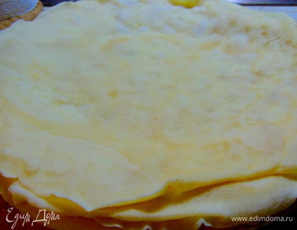 Жарьте с двух сторон на хорошо разогретой сковороде, перед первым блином желательно слегка смазать  растительным маслом. Дайте блинам остыть.