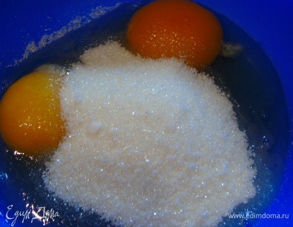 Для крема: к яйцам добавьте сахар и ванильный сахар.