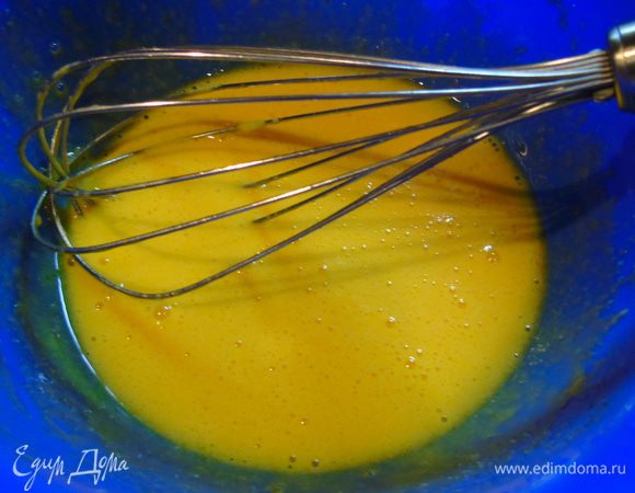 Добавьте крахмал и муку, хорошо венчиком перемешайте