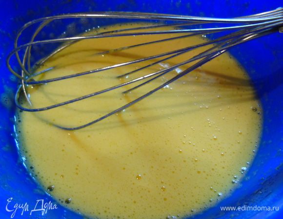 Влейте немного молока (50-70 мл).