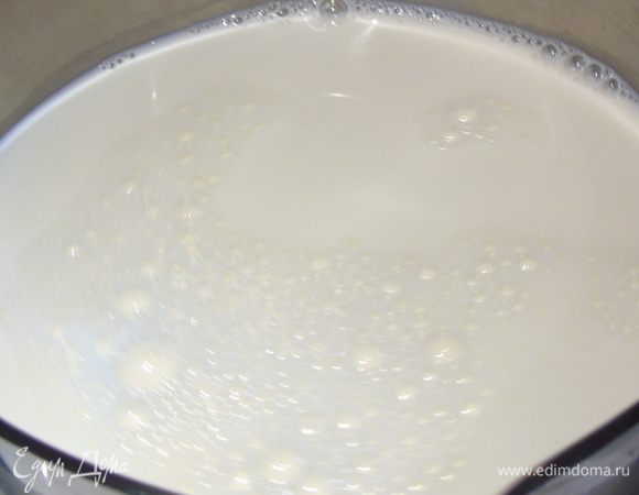 Остальное молоко поставьте на огонь.