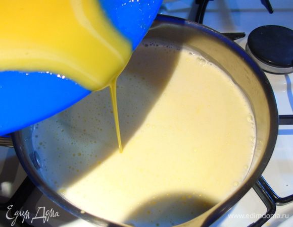 Когда молоко закипит влейте яичную смесь(перемешав перед этим), при этом постоянно мешайте  венчиком. 