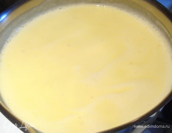 Варите крем постоянно мешая до загустения, примерно 1-2 минуты. Накройте пленкой и остудите.