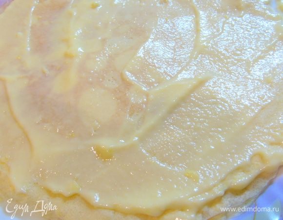 Перемажьте все блины кремом складывая один на другой, на один блин примерно 1,5-2 ст.л крема.