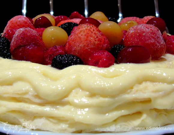 Дайте постоять минут 30-40 и можно разрезать, украшаем ягодами по своему вкусу, если ягоды замороженные, как у меня, то могут потечь, поэтому украшаем перед самой подачей. 