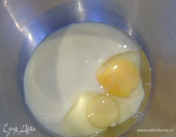 В сгущенку вбейте яйца и взбейте миксером.