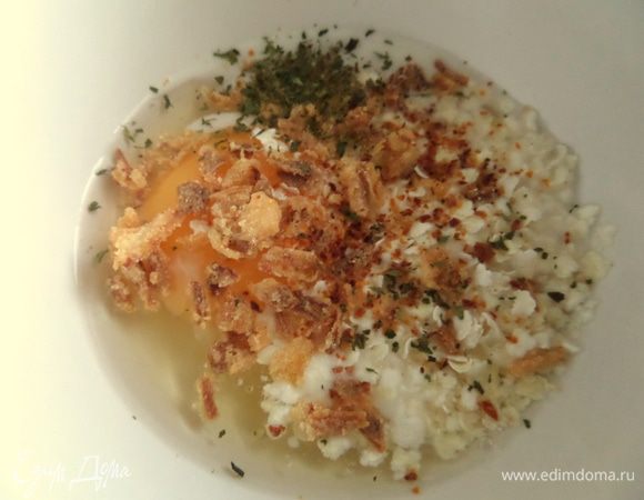 Добавим сушёный лук и томатные хлопья, зелень и соль.