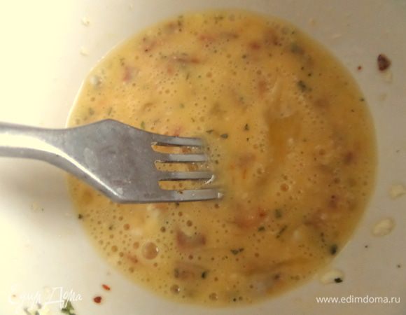 Взбиваем омлетную массу.