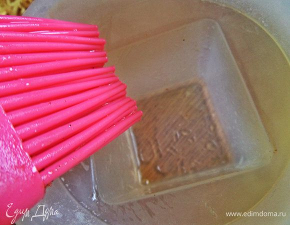 Смазываем силиконовую формочку для СВЧ кисточкой с маслом.