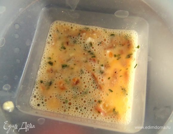 Переливаем омлет в формочку.