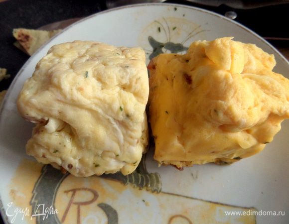 Переворачиваем на блюдце и повторяем процедуру со второй порцией.