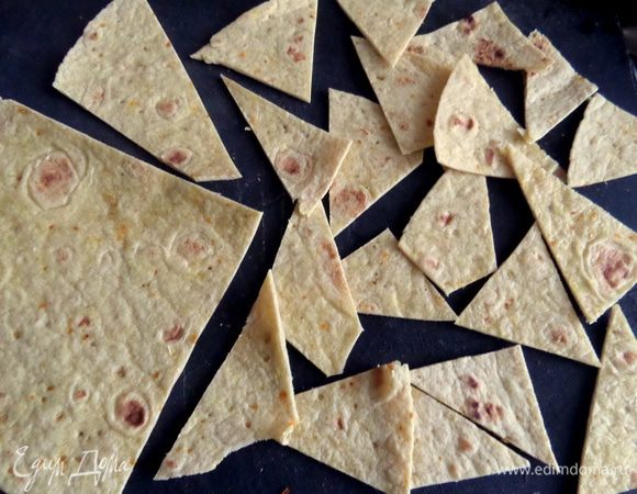 Для чипсов разрезать тортилью или лаваш на треугольники.