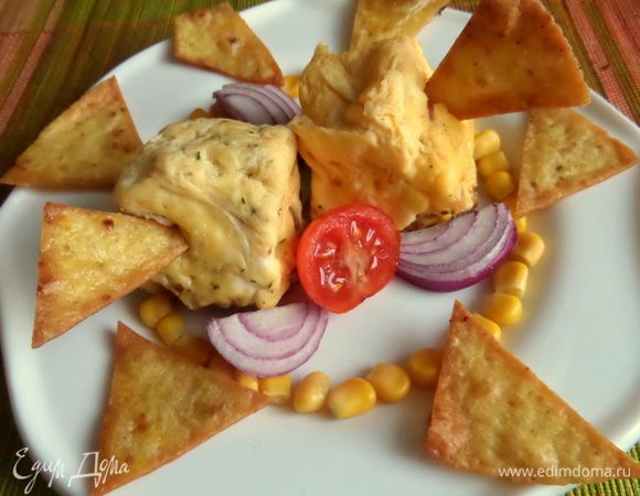 С красным луком и чипсами.