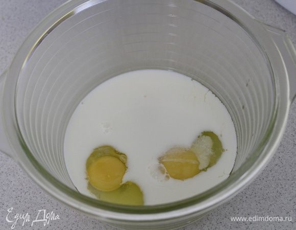 Яйца слегка взбить с солью, сахаром и половиной молока.