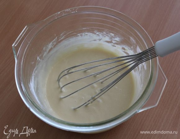 Всыпать муку с разрыхлителем. Перемешать до однородности.